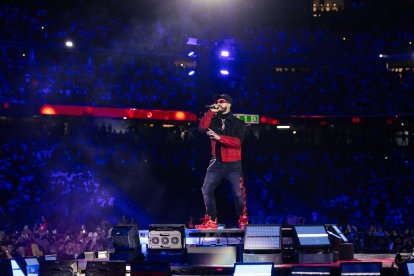 Anuel actúa en la Velada del Año IV de Ibai Llanos en el estadio Santiago Bernabéu.