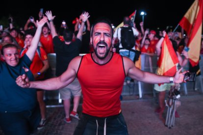 Aficionados españoles celebrando el triunfo de la selección en Madrid.