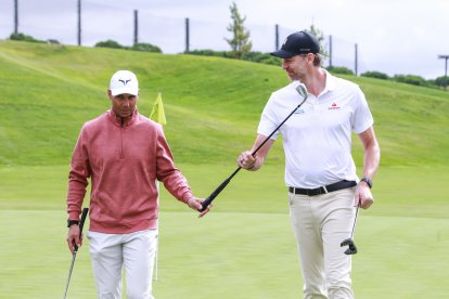 Rafa Nadal y Pau Gasol, durante la disputa de un torneo solidario de golf en 2023.