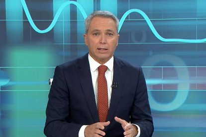 Vicente Vallés, en el plató de informativos de Antena 3.