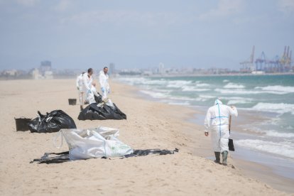 Labores de limpieza en la playa del Saler por el vertido, a 17 de julio de 2024, en Valencia, Comunidad Valenciana (España).