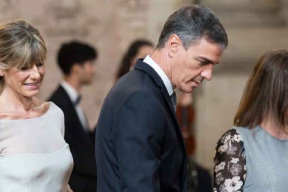 Begoña Gómez junto a Sánchez cabizbajo