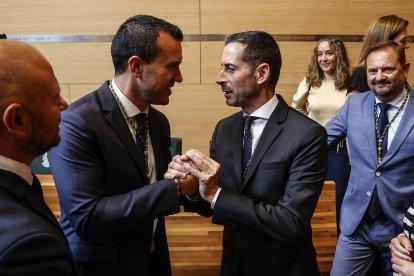 El presidente de la Diputación, Vicent Mompó, y el portavoz socialista, Carlos Fernández Bielsa.