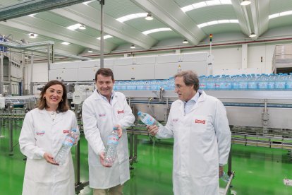 El presidente de Castilla y León, Alfonso Fernández Mañueco, durante su visita a la planta de Bezoya en Ortigosa del Monte.