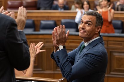 Pedro Sánchez devuelve los aplausos recibidos de su bancada en una sesión del Congreso.