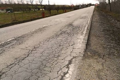 Firme en mal estado: rodera profunda, grietas, deterioro de borde y desgaste de marcas viales foto AEC