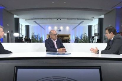 Margaritis Schinas entrevistado por Vicente Climent y Álvaro Errazu en la sede de Bruselas del Parlamento Europeo