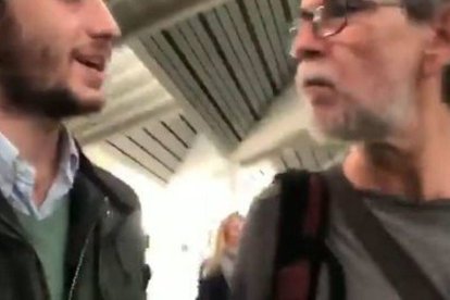 Tenso encontronazo entre Willy Toledo y dos jóvenes en  la estación de Atocha