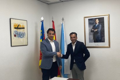 El director general de À Punt, Alfred Costa, y el alcalde de Torrevieja, Eduardo Dolón.
À PUNT