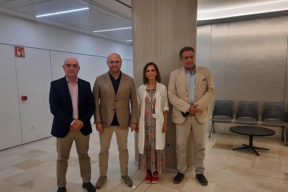 El director de la Oficina Autonómica de Salud Mental y Adicciones (OSMA), Bartolomé Pérez, el gerente de la Agrupación Sanitaria Interdepartamental (ASI) Alicante-Centro, Francisco Soriano, y la gerente del departamento de salud de Elda, Pilar Lucas