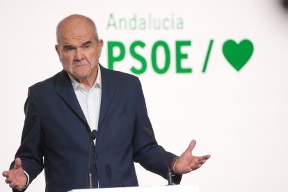 El expresidente de la Junta de Andalucía, Manuel Chaves, este jueves durante una rueda de prensa en la sede del PSOE-A.