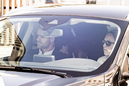 La mujer del presidente del Gobierno, Begoña Gómez, sale de los juzgados de Plaza de Castilla escondida en un coche.