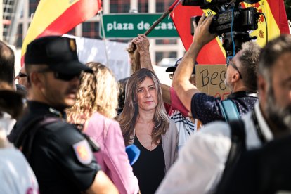 Manifestantes con un retrato de Begoña Gómez