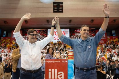 El líder del PSC, Salvador Illa, y el presidente del Gobierno, Pedro Sánchez.