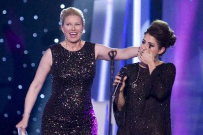 Anne Igartiburu y Barei en uno de los momentos críticos de la gala Objetivo Eurovisión.