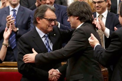 Mas felicita a Puigdemont en el Parlament.