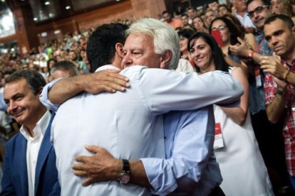 Pedro Sánchez abraza a Felipe González durante un acto.