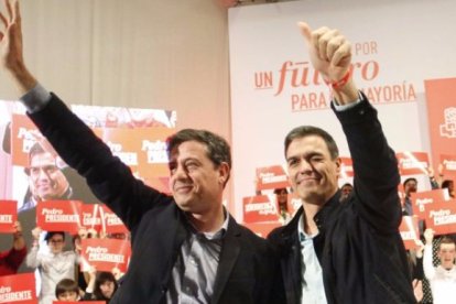 El líder del PSOE, Pedro Sánchez, junto al secretario general de los socialistas gallegos, José Ramón Gómez Besteiro.