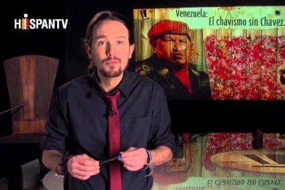 Pablo Iglesias en uno de sus programas de televisión con Hugo Chavez al fondo