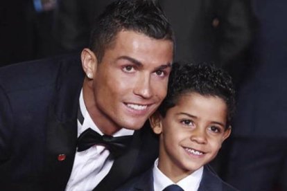 Cristiano junto su hijo, en una gala al recoger un premio.