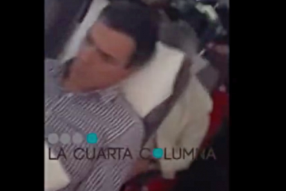 Pedro Sánchez, acomodado en el avión que le pone rumbo a Los Ángeles.