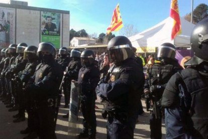 Antidisturbios de los Mossos preparados para intervenir en la Universidad Autónoma de Barcelona