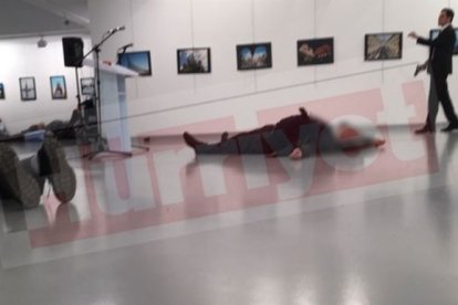 El embajador ruso yace tras ser tiroteado (Diario HÜRRIYET)