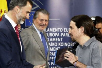 El Rey Felipe VI, en Bruselas en 2015, recibiendo de Pablo Iglesias la serie 'Juego de Tronos'