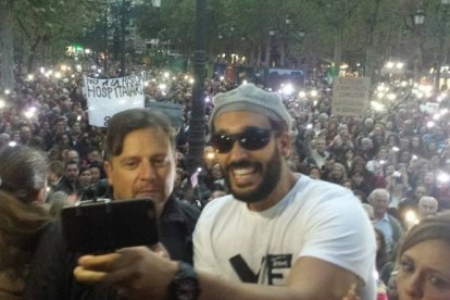 Con gafas, el doctor Jesús Candel, "spiriman"