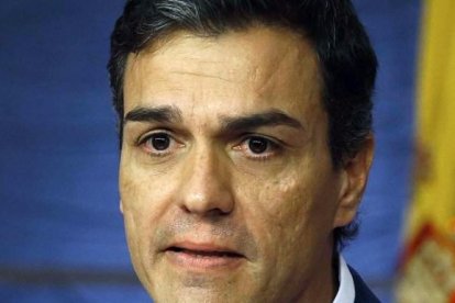 Pedro Sánchez con los ojos llorosos durante su comparecencia.