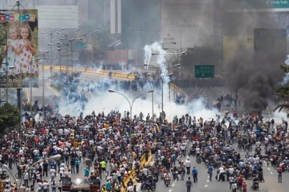 Imagen de la marcha opositora en Caracas que ha sido reprimida por la Policía. (Foto: El Universal).