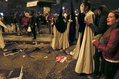 Imagen de la desolación en la "Madrugá" sevillana. La Policía investiga lo ocurrido.