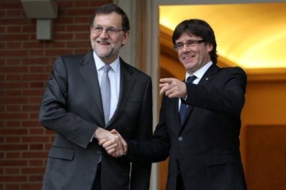 El presidente del Gobierno de España, Mariano Rajoy, con el de la Generalitat, Carles Puigdemont; en su encuentro en La Moncloa en abril de 2016 (EP)