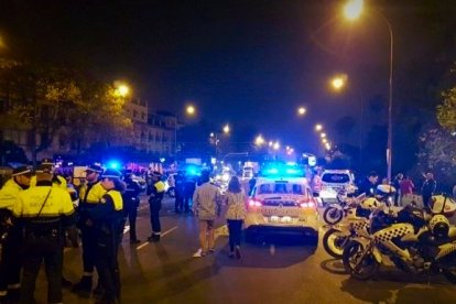 Imagen de la primera actuación de la Policía tras la estampida sevillana.