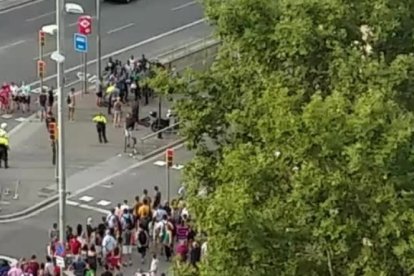 Momento del peligroso tumulto provocado por los manteros en pleno centro de Barcelona.