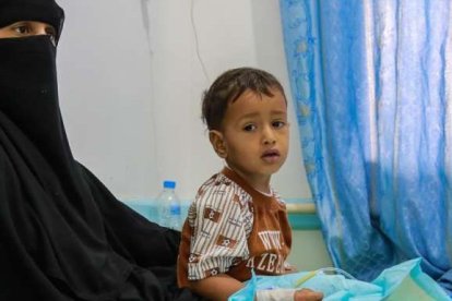 Un niño yemení, con su madre en un hospital