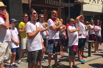 Un momento del festivo homenaje a la Policía y al himno nacional.