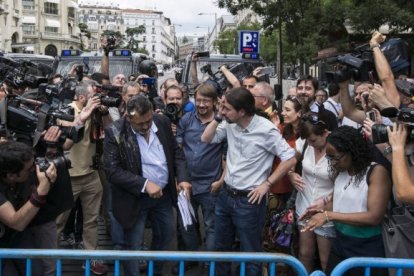 Pablo Iglesias limpiándose tras recibir el impacto del famoso huevo.
