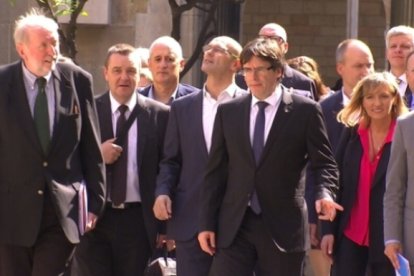 Puigdemont, este viernes, con un grupo de observadores internacionales para el 1-O.