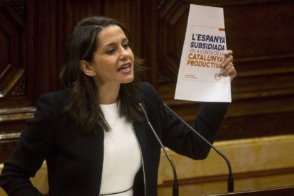 Inés Arrimadas durante su discurso en el Parlament.