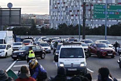 Imagen de unos piquetes cortando el tráfico en las entradas de Barcelona.