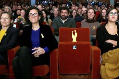 Marta Rovira, en un mitin de ERC, junto al sillón vacío de Oriol Junqueras.