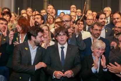 Puigdemont y los exconsellers fugados, rodeados de alcaldes independentistas en Bruselas.