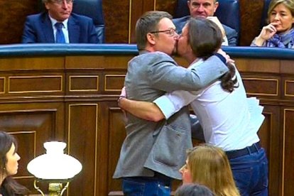 Imagen del famoso beso entre Domenech e Iglesias en el Congreso.