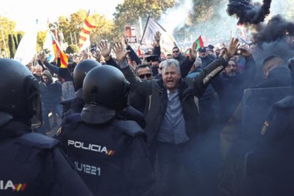 Disturbios al final de la manifestación de los taxistas en el centro de Madrid.