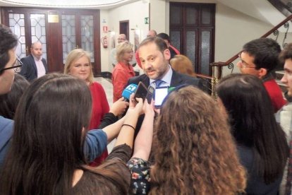 José Luis Ábalos, atiende a los medios de comunicación antes de su conferencia en el Ateneo.