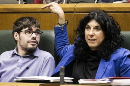 La parlamentaria Eukene Arana encabeza la delegacion de Podemos a la última mascarada de ETA. A su lado, el líder de la formación en el País Vasco, Lander Martínez.