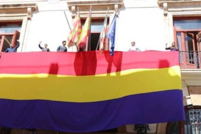 Imagen de la bandera republicana en el blacón del Ayuntamiento de Saginto