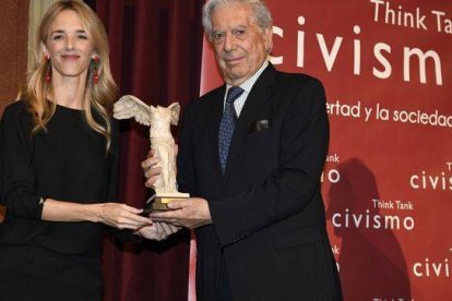 Mario Vargas Llosa recibiendo el premio de manos de Cayetana Álvarez de Toledo.