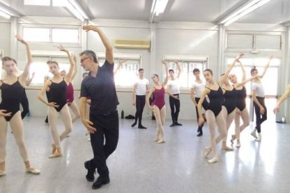 Alumnos del Conservatorio Profesional de Danza de Valencia, durante una clase